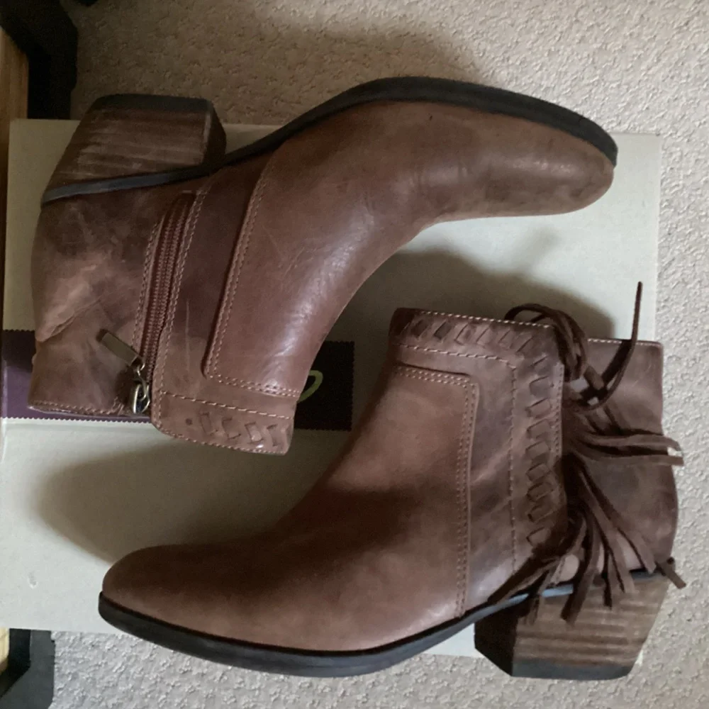 ♦️ CLARKS Artisan Leather Ankle Boots Sz 6 EUC fringe western bootie brown